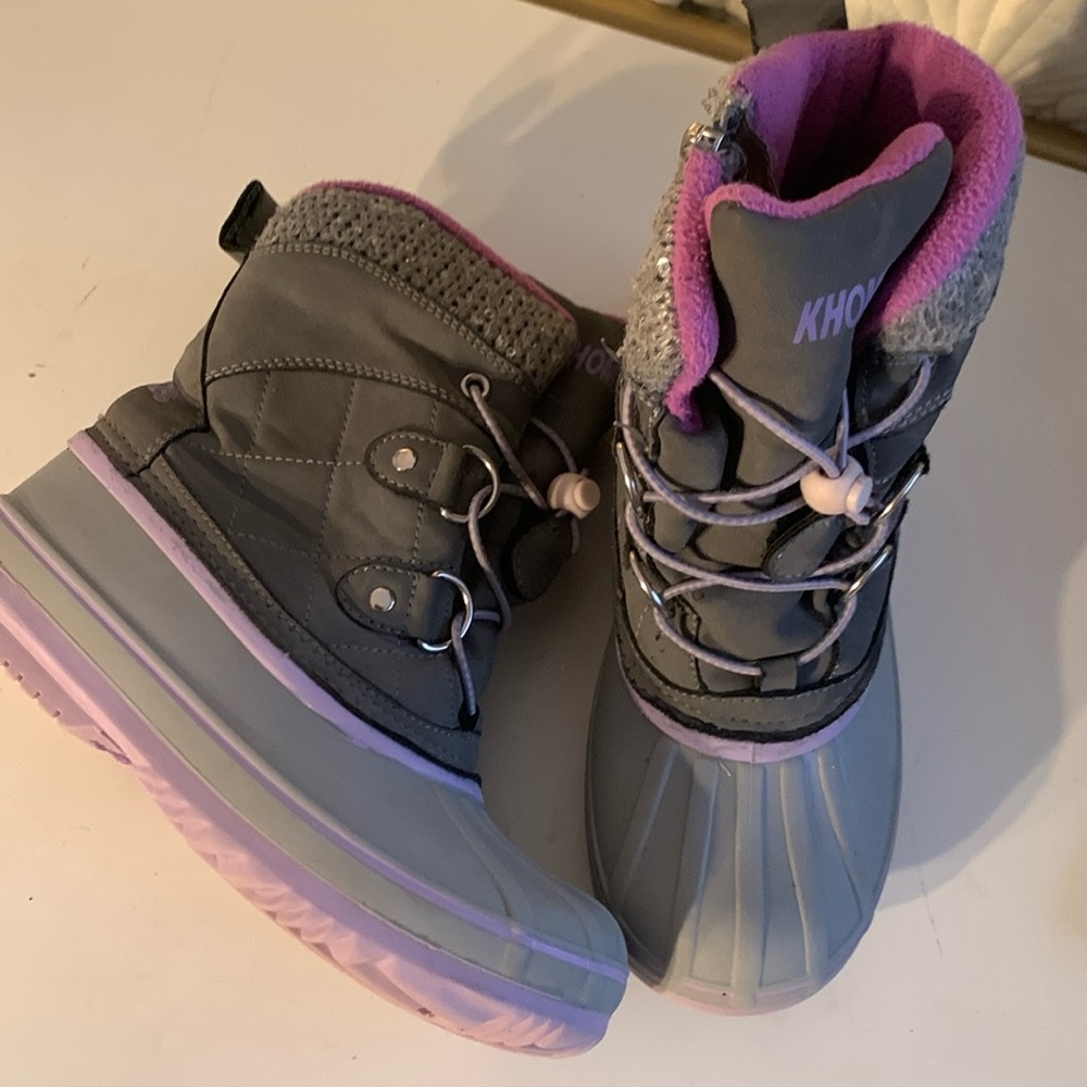 Khombu kid’s waterproof boot Hook and loop closure strap with elastic laces. Sz2